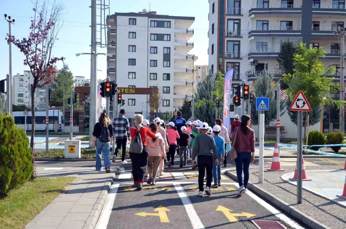 Diyarbakır’da Çocuklara İtfaiye ve Trafik Güvenliği Eğitimi