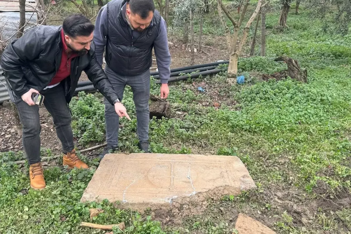 Tarla sürerken çiftçinin pulluğuna lahit takıldı